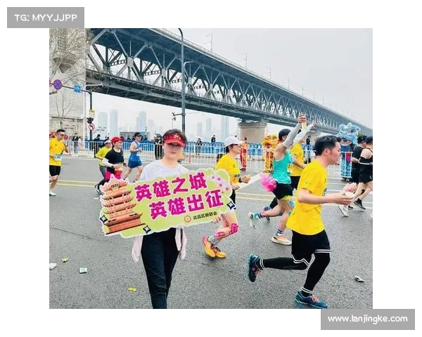 武汉马拉松现最潮方阵 汉服跑团亮相赛道成流动风景线 武汉马拉松现最潮方阵 汉服跑团亮相赛道成流动风景线